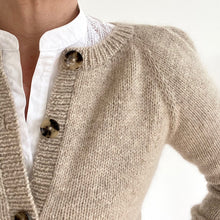 Lade das Bild in den Galerie-Viewer, LeelaCardigan ENG