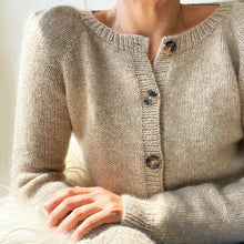 Lade das Bild in den Galerie-Viewer, LeelaCardigan ENG
