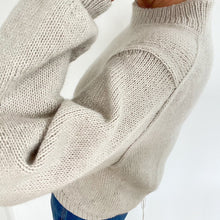 Lade das Bild in den Galerie-Viewer, SnuggleSweater DEU