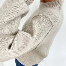 Lade das Bild in den Galerie-Viewer, SnuggleSweater ENG