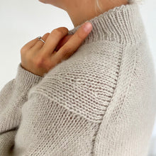 Lade das Bild in den Galerie-Viewer, SnuggleSweater ENG
