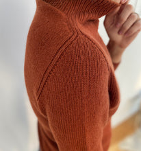 Lade das Bild in den Galerie-Viewer, TheCozyOneSweater ENG