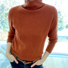 Lade das Bild in den Galerie-Viewer, TheCozyOneSweater ENG
